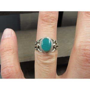 Size 5.75 Sterling Silver Ornate Floral Accent Green Stone Band Ring